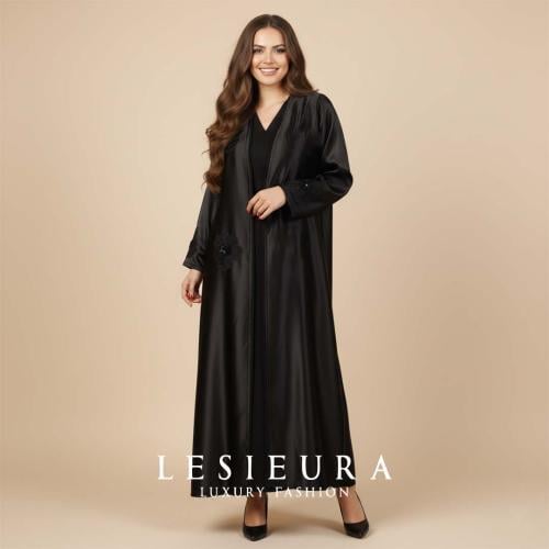 عباية سوداء مزينة بتطريز فاخر