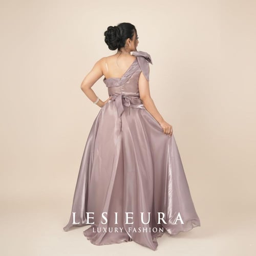 فستان بني ناعم مع فيونكة مميزة بالكتف