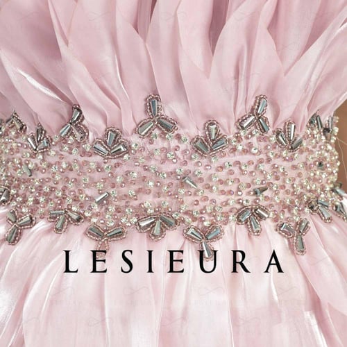 فستان سهرة وردي فاتح بأوراق شجر بارزه مع التطريز ا...