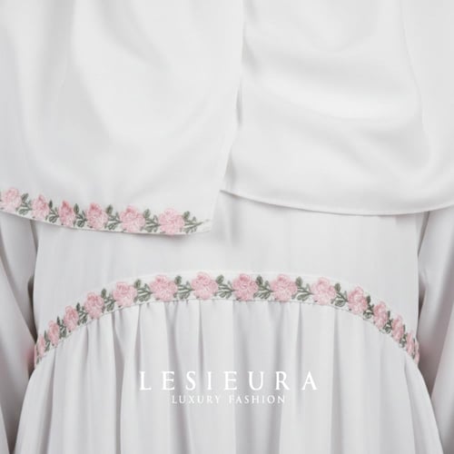 شرشف صلاه ابيض مع تطريز ورد