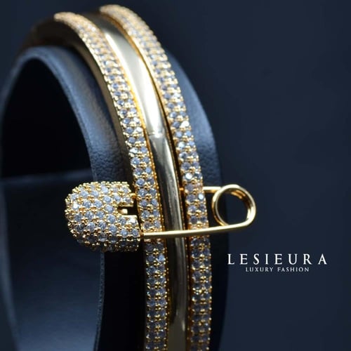 طقم اكسسوار إكلادور ببريق الذهب والألماس