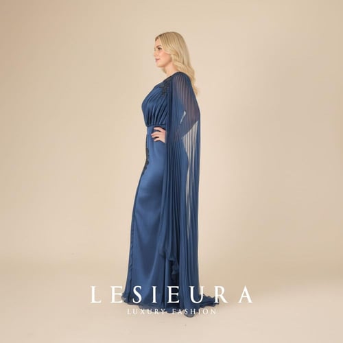 فستان سهرة كحلي مع تطريز جانبي وشال فاخر