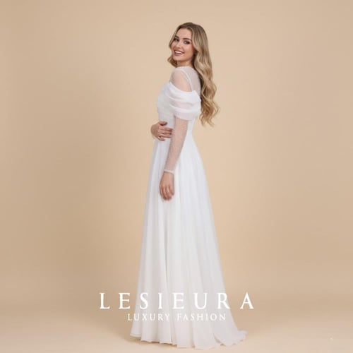 فستان سهرة ابيض طويل أنيق بأكمام لولو