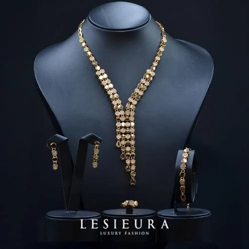 Orvexa set with gold detail