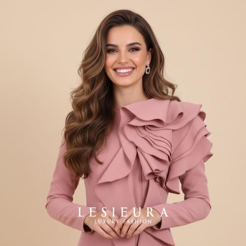 فستان سهرة وردي ناعم مع وردة علوية