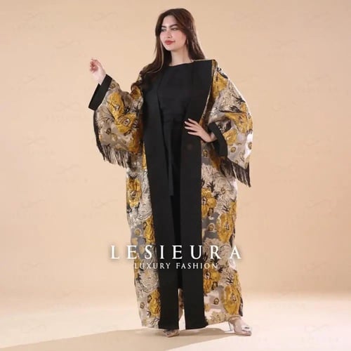 جلابية قطعتين بنقشات اسود وذهبي