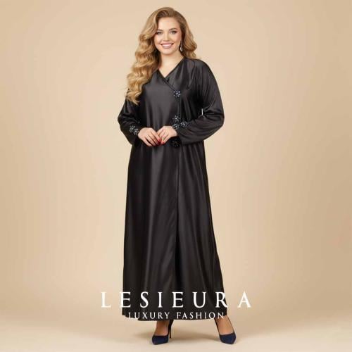 عباية سوداء فخمة بقماش لامع مزينة باكسسوار