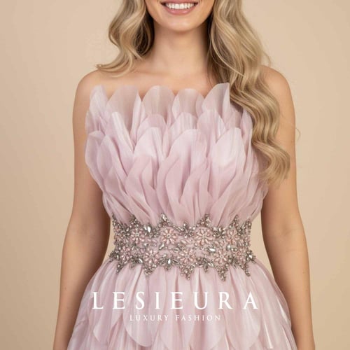 فستان سهرة وردي فاتح بأوراق شجر بارزه مع التطريز ا...