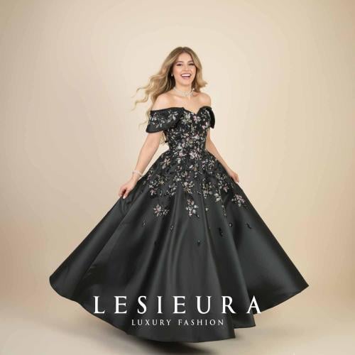 فستان اسود مع تطريز مورد لامع