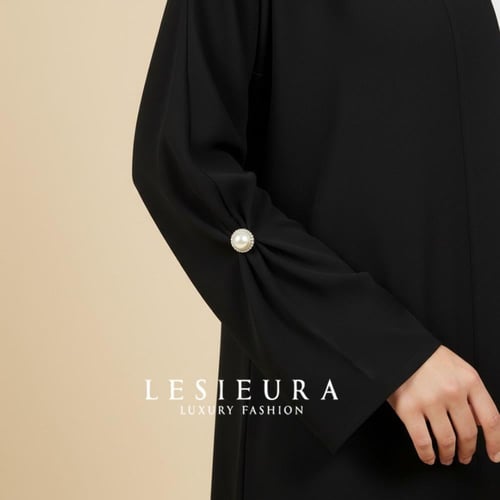 عباية سوداء ناعمة مع كسرات خلفية وقصة كم مميزة