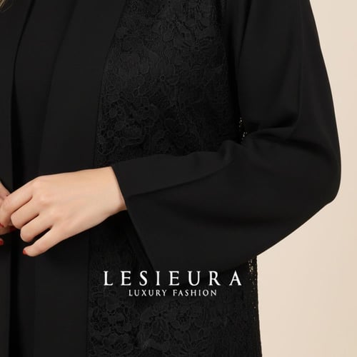 عباية سوداء مع قطعة علوية من الدانتيل