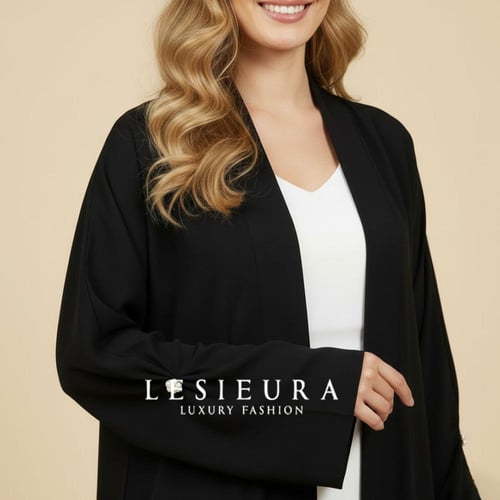 عباية سوداء ناعمة مع كسرات خلفية وقصة كم مميزة