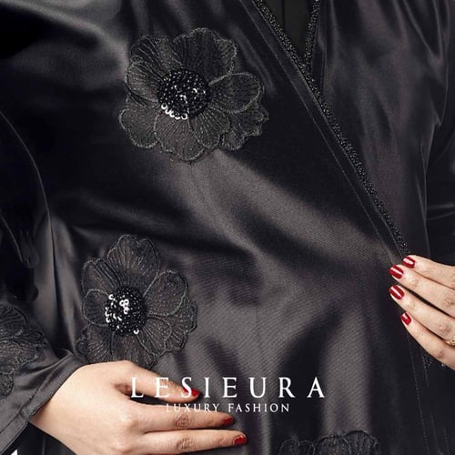 عباية سوداء مزينة بتطريز فاخر