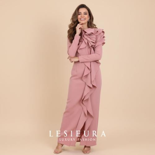 فستان سهرة وردي ناعم مع وردة علوية