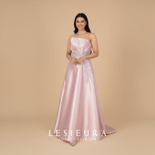 فستان وردي فخم بتطريز يدوي ناعم على منطقة الصدر