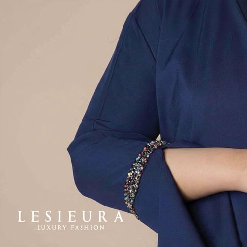 عباية نصف كلوش مع حلية مزينة باكسسوار ملون