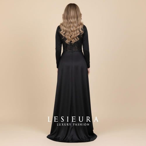 فستان سهرة أسود مزين بتطريز فاخر