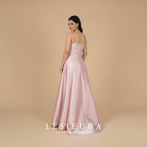 فستان وردي فخم بتطريز يدوي ناعم على منطقة الصدر