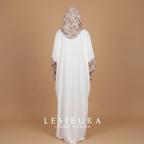 شرشف صلاه باللون الابيض والبيج المشجر