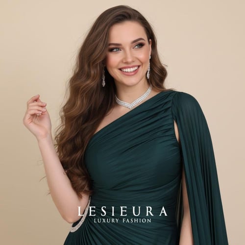 فستان اخضر غامق بكسرات ناعمة