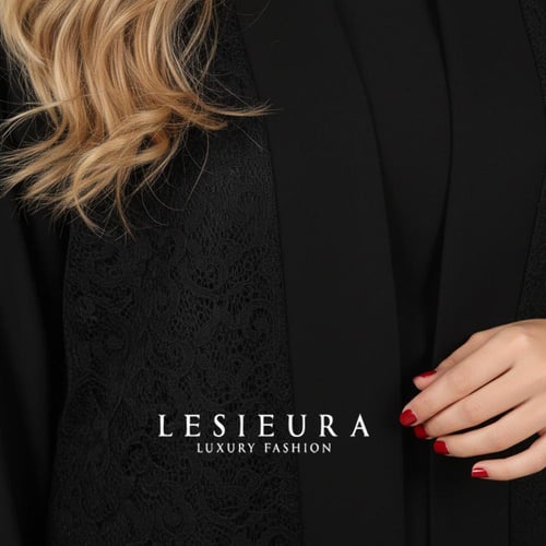 عباية سوداء مع قطعة علوية من الدانتيل