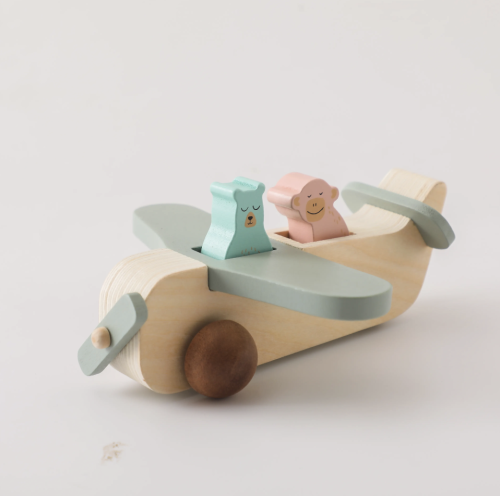 لعبة على شكل طائرة خشبية و راكبين