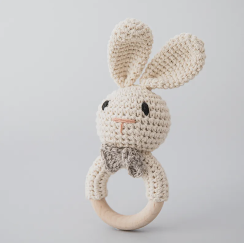 عضاضة أطفال مصنوعة يدوياً على شكل أرنب أبيض