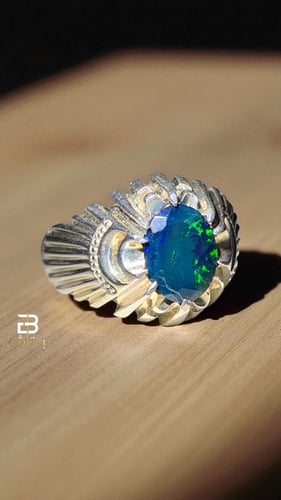 خاتم بحجر الاوبال