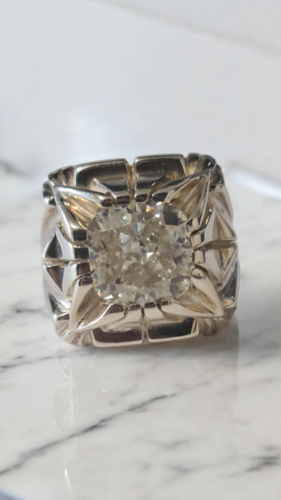 خاتم بحجر الموزونايت