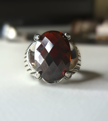 خاتم بحجر الزركون