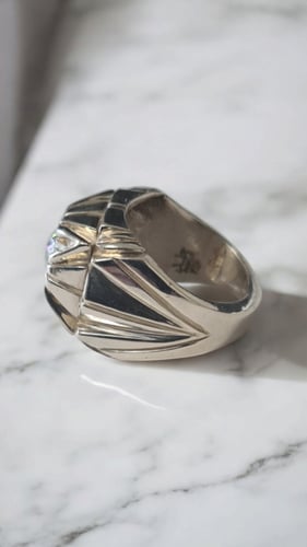 خاتم بحجر الموزونايت