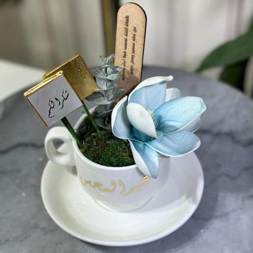 كاسه بصحن مع كتابه الاسم وتنسيق الورق وقطعتين شوكو...