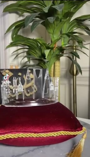 تاج يحمل معالم المملكة