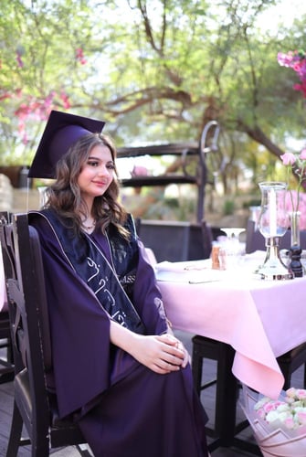 عباية تخرج 2026 ليلكي غامق وشاح مخمل