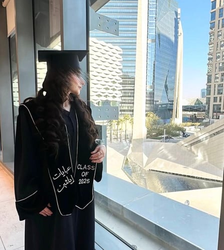 عباية تخرج 2026 كحلي وشاح مخمل