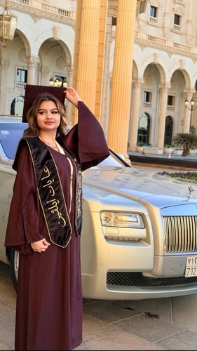 عباية تخرج 2026 عودي على ليلكي وشاح مخمل