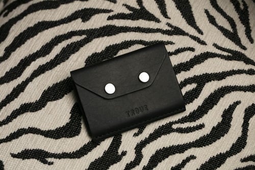 محفظة بطاقات الإصدار الثالث باللون الأسود من تروف