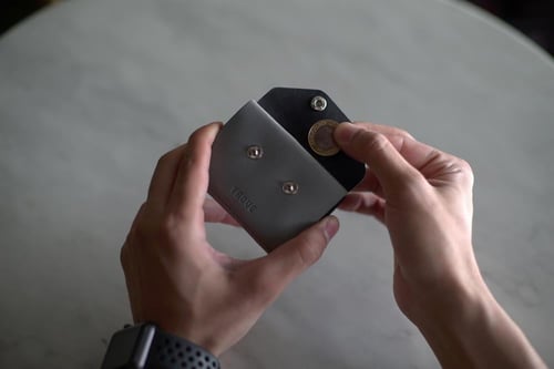 محفظة بطاقات الإصدار الثالث باللون الأسود و البني...