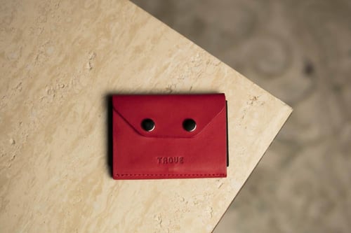 محفظة بطاقات الإصدار الثالث باللون الأحمر و الأسود...