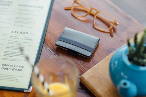 محفظة كاش راب بطاقات باللون الأحمر من تروف