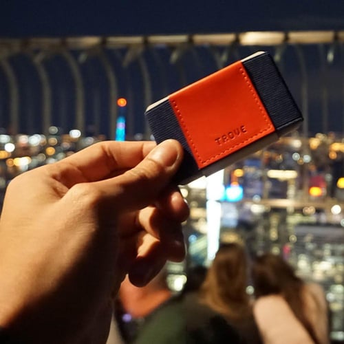 محفظة بطاقات باللون الأزرق و الأحمر من تروف