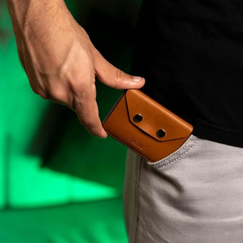 محفظة بطاقات الإصدار الثالث باللون الجملي و الرصاص...