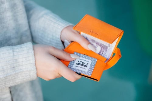 محفظة كاش راب بطاقات باللون البرتقالي من تروف