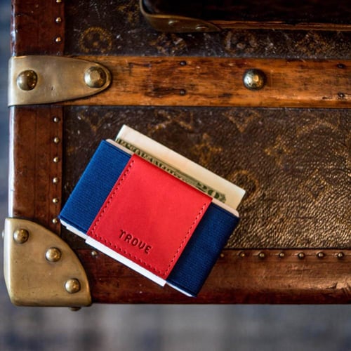 محفظة بطاقات باللون الأزرق و الأحمر من تروف