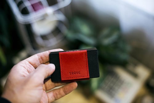 محفظة بطاقات باللون الأسود و الأحمر من تروف