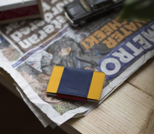 محفظة بطاقات باللون الاصفر و الأزرق من تروف