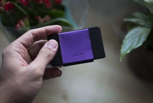 محفظة بطاقات باللون الأسود و البنفسجي من تروف