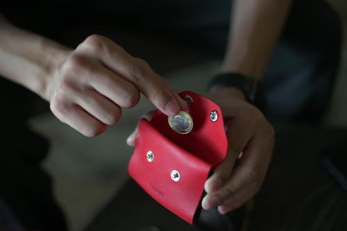 محفظة بطاقات الإصدار الثالث باللون الأحمر و الأسود...