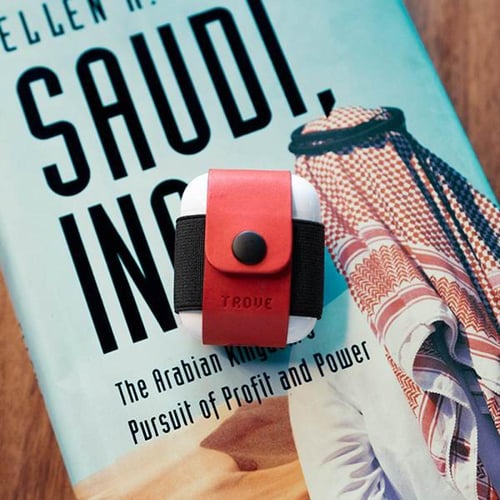 كفر اير بودز باللون الأسود و الاحمر من تروف