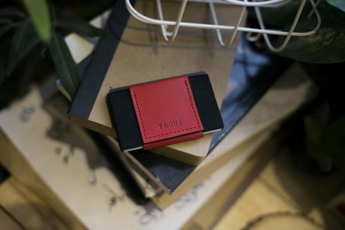 محفظة بطاقات باللون الأسود و الأحمر من تروف